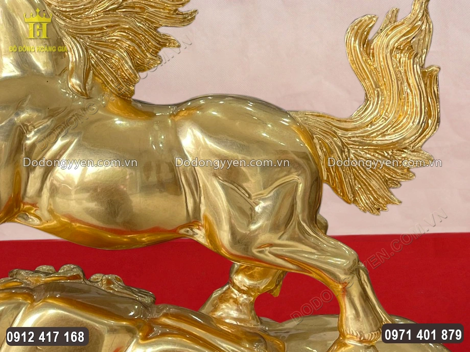 To&agrave;n bộ bề mặt được d&aacute;t v&agrave;ng 24K sang trọng